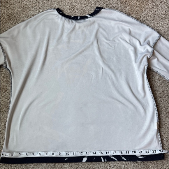 Elegant Black and White Tie-Dye Crew Neck Sweater - Picture 7 of 7